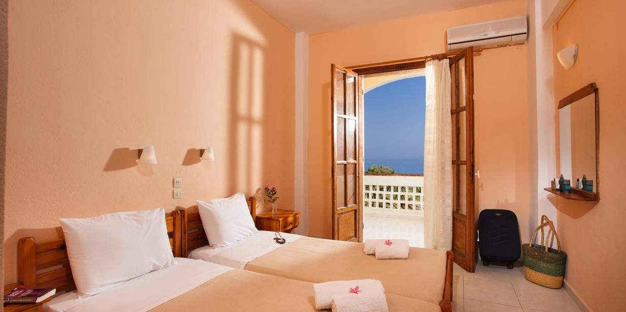 Δωμάτιο με δύο μονά κρεβάτια