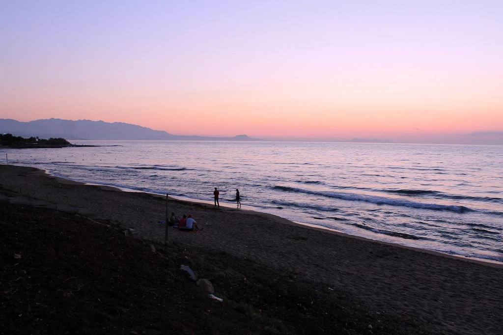 Θέα στο Κρητικό πέλαγος από τα μπαλκόνια του Babis Hotel